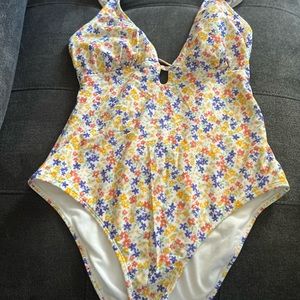 Ditsy Floral, Shade & Shore, Plung Neckline Bathingsuit